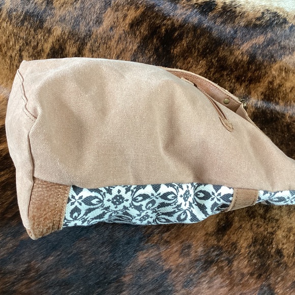 ANN GOTI Cowhide Canvas Zipper Top Crossbody Handbag - Picture 4 of 10